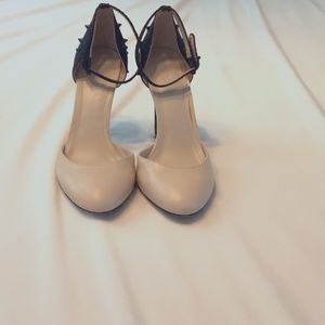 BCBGeneration Heels size 9 Mix Media Cream & Black